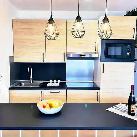 Seaview Friendly 8 *